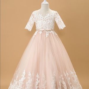 Flower girl dress
Size 8 see measurements photo
Like new Worn once in wedding